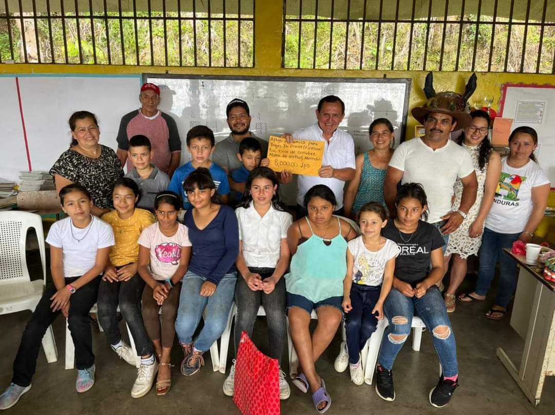 Congresista Samuel Madrid gestiona la compra de computadoras, impresoras, víveres, sillas de ruedas y trajes típicos